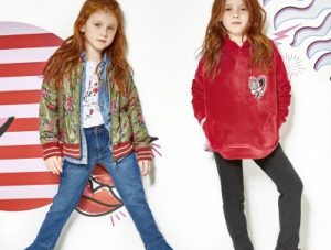 campera bomber estampada y jeans desflecado niña kosiuko kids otoño invierno 2018 e1518639539991