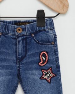 jeans beba con aplique bordado Wanama otoño invierno 2018