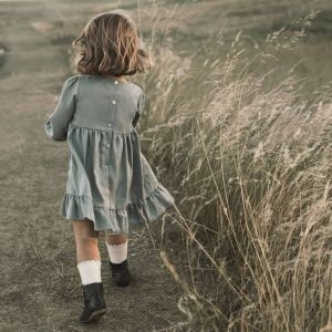 vestido corto mangas largas con volado en ruedo Pioppa otoño invierno 2018