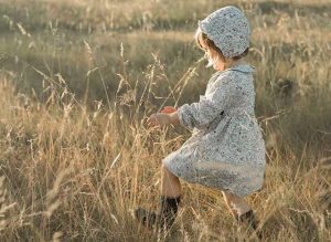 vestido corto mangas largas de falda plisada pioppa otoño invierno 2018 e1519408612906