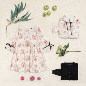vestido blanco con flores rosas niña Little Akiabara invierno 2018