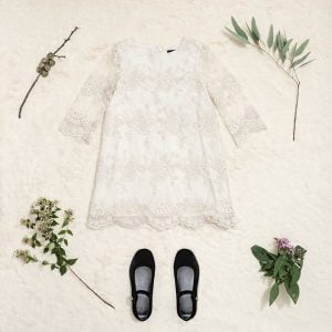 vestido corto mangas largas de encaje Little Akiabara invierno 2018