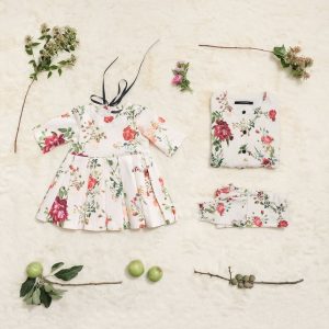 vestido corto tableado mangas largas beba Little Akiabara invierno 2018