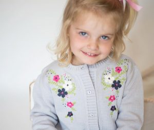 campera tejida lana con bordado en hilos Pompas invierno 2018