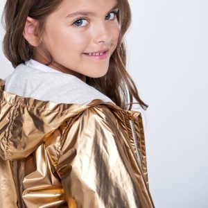 camera dorada niña anavana invierno 2018