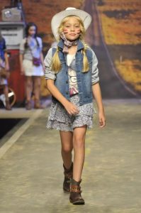 minifalda con volados floreada niña moda verano 2019