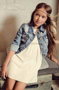 vestido blanco y campera de jeans con apliques niña Menta chocolate verano 2019