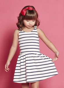 vestido corto a rayas Nucleo nenas verano 2019
