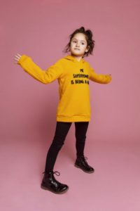 buzo mostaza capucha nucleo nenas otoño invierno 2019