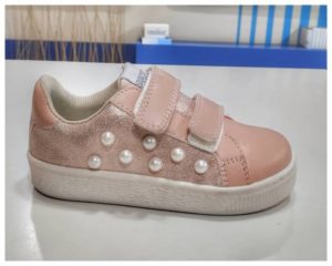 Zapatillas con perlas niña Plumitas otoño invierno 2019