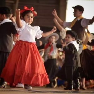 niña bailando la chacarera niña bailando la chacarera