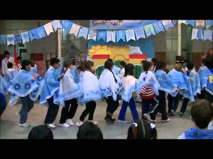 niños-bailando-carnavalito-argentino