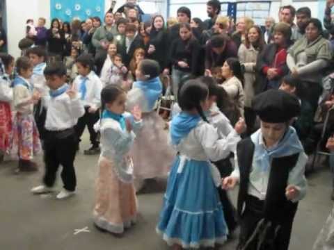 niños-bailando-en-acto-patrio