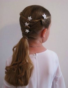 Peinado de cola baja con apliques - Peinados primera comunión