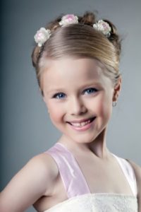 Peinado recogido con flores - Peinados primera comunión