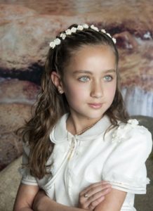 Peinado suelto con vincha con pequeñas flores blancas - Peinados primera comunión