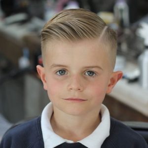 Corte para niño con rapado lateral moderno con un toque clasico rapado a los costados corte moderno y clasico de pelo para niños