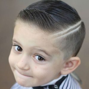 Corte clasico y moderno para niño con rapado lateral y doble linea marcada rapado en degrade con doble linea marcada corte moderno de pelo para niños