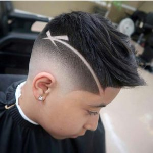 rapado en degrade con lineas marcada corte moderno de pelo para niños