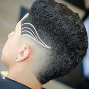 rapado en degrade con lineas onduladas marcadas corte moderno de pelo para niños