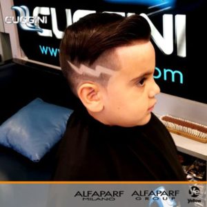 rapado en degrade con rayo marcado corte moderno de pelo para niños