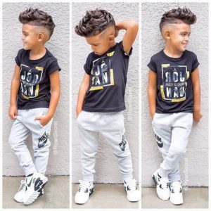 rapado y largo arriba corte moderno de pelo para niños