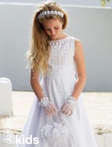 vestido blanco con puntilla de niña para comunion