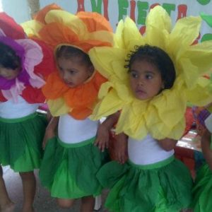 disfraz de flor facil para niña con papael crepe disfraz de flor facil para niña con papael crepe