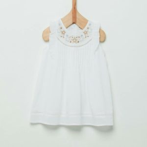 vestido blanco con bordado dorado niña wanama verano 2020