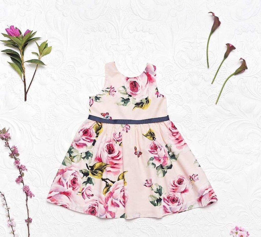 vestido-con-estampas-de-rosas-fiesta-para-niñas-Little-akiabara-verano-2020