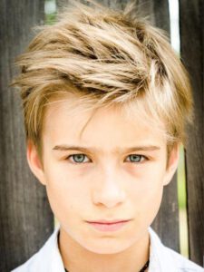 corto al costado y largo arriba pelo nio