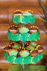 mini cakes decoradas dinosaurios scaled
