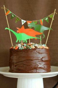 torta de dinosaurio con decoracion economica
