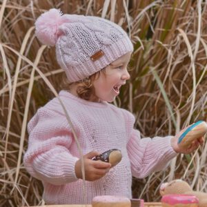 gorro tejido nina pompon mini anima invierno 2021 scaled gorro tejido nina pompon mini anima invierno 2021 scaled