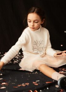 sweater nina con bordado scaled