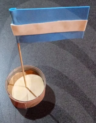 Bandera argentina con mastil de goma eva Bandera argentina con mastil de goma eva