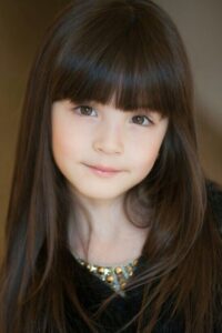 Largo y recto con flequillo cortes de pelo para ninas