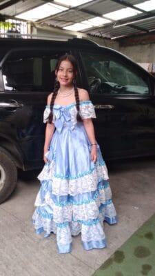 Niña vestida con vestido representando a la bandera argentina Niña vestida con vestido representando a la bandera argentina