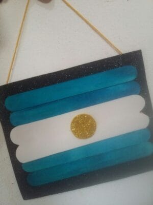 bandera argentina con palitos de helado