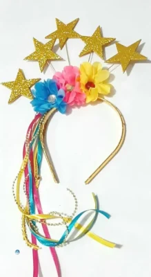 diadema decorada con flores y estrellas