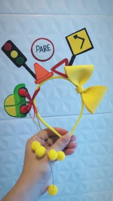 diadema decorada con senales de transito