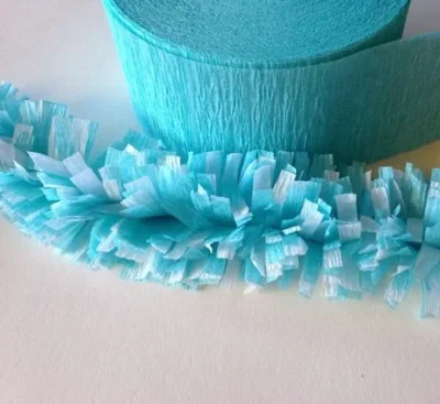 Guirnalda de papel creppe celeste y blanco Decoracion dia de la bandera Argentina guirnalda de papel creppe celeste y blanco Decoracion dia de la bandera Argentina