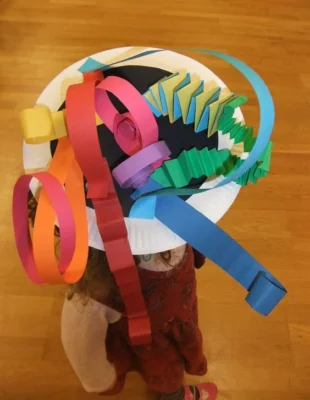 Sombrero loco con plato decorado con tiras de papel sombrero loco con plato decorado