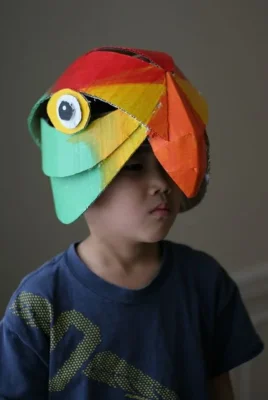 sombrero loco de carton pintado pajaro