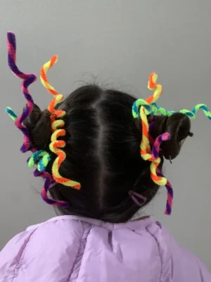 Peinado loco para nenas con tiras de colores