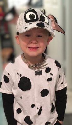 Una idea genial para los niños que no les gusta disfrazaarse es tomar una gorra con vicera, y aplicarle detalles como ocico, ojos y orejas como la cabeza de un perro, en este caso es un perro dalmata por eso debe ser una gorra blanca y añadirle detalles negros