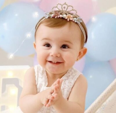 Bebe con corona de princesa Bebe con corona de princesa