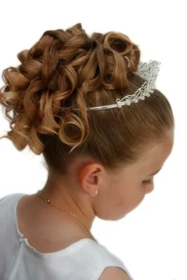 peinado recogido alto con tiara de princesa