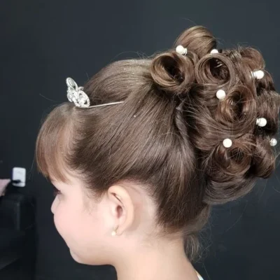 peinado recogido alto con tiara de princesa para nenas
