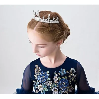 Peinado recogido con trenza para niña con tiara de princesa peinado recogido con trenza para nina con tiara de princesa